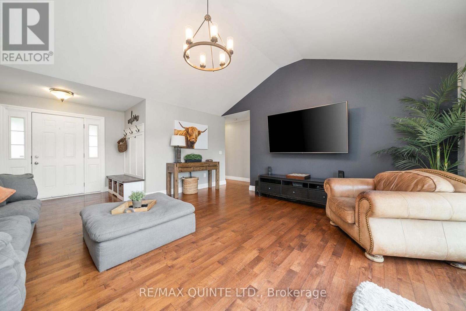 27 Charles Road, Tweed (Hungerford (Twp)), ON - Indoor Photo Showing Living Room