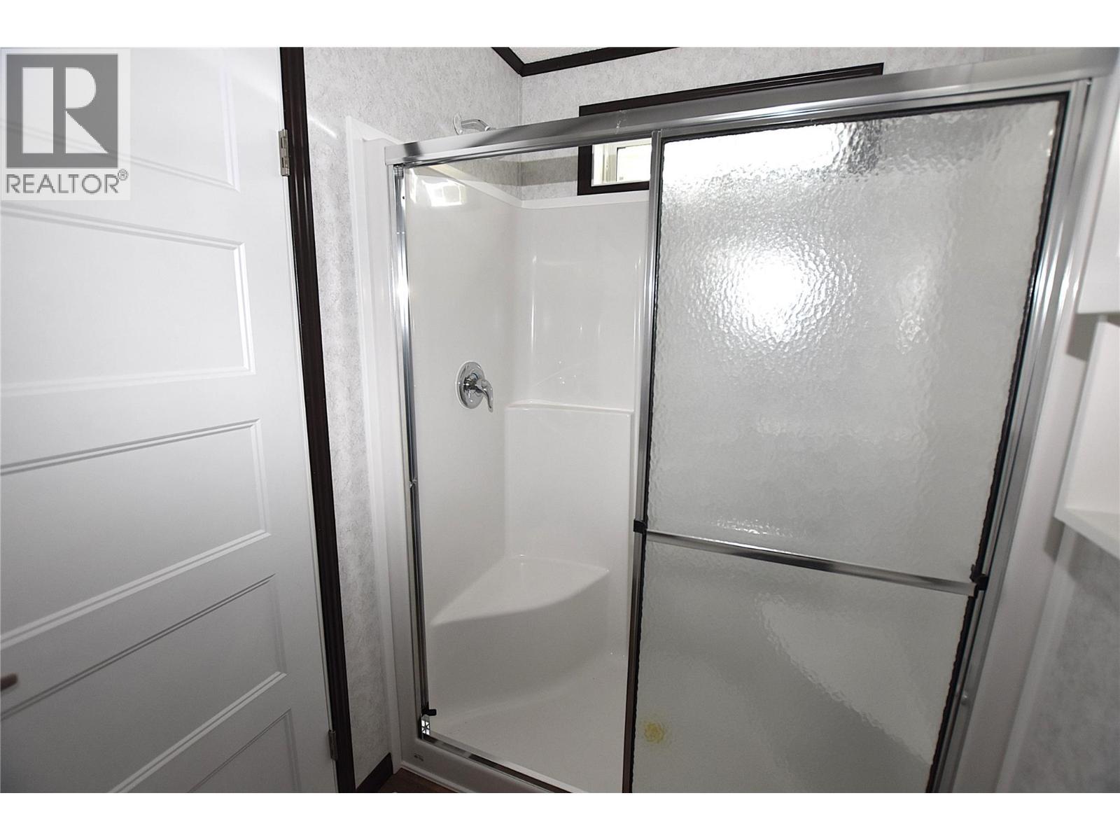 sit down shower in the en-suite - 61 Antoine Road Unit# 24, Vernon, BC