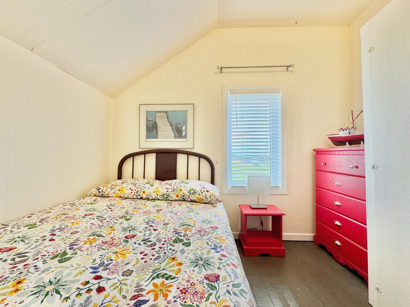 Bedroom - 402 Ch. De La Martinique, Les Îles-De-La-Madeleine, QC - Indoor Photo Showing Bedroom