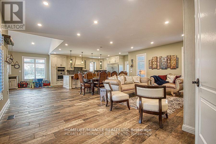 5499 Attema Crescent, West Lincoln, ON - Indoor Photo Showing Living Room