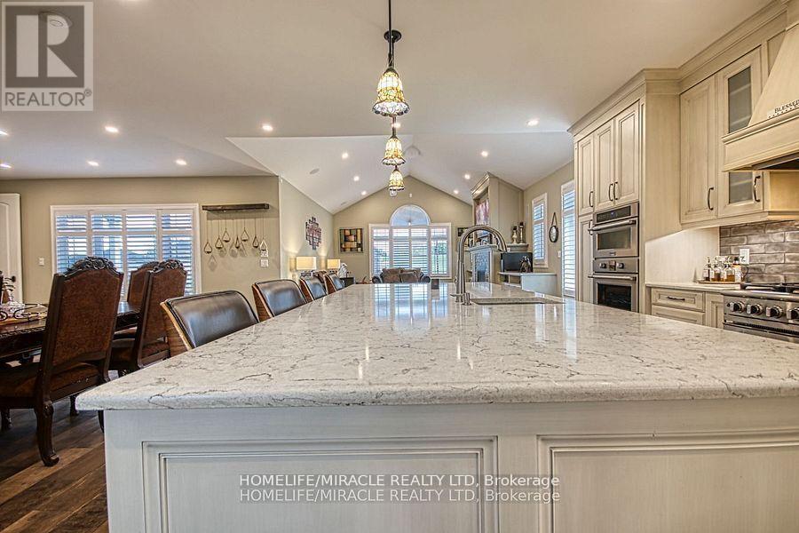 5499 Attema Crescent, West Lincoln, ON - Indoor Photo Showing Kitchen With Upgraded Kitchen