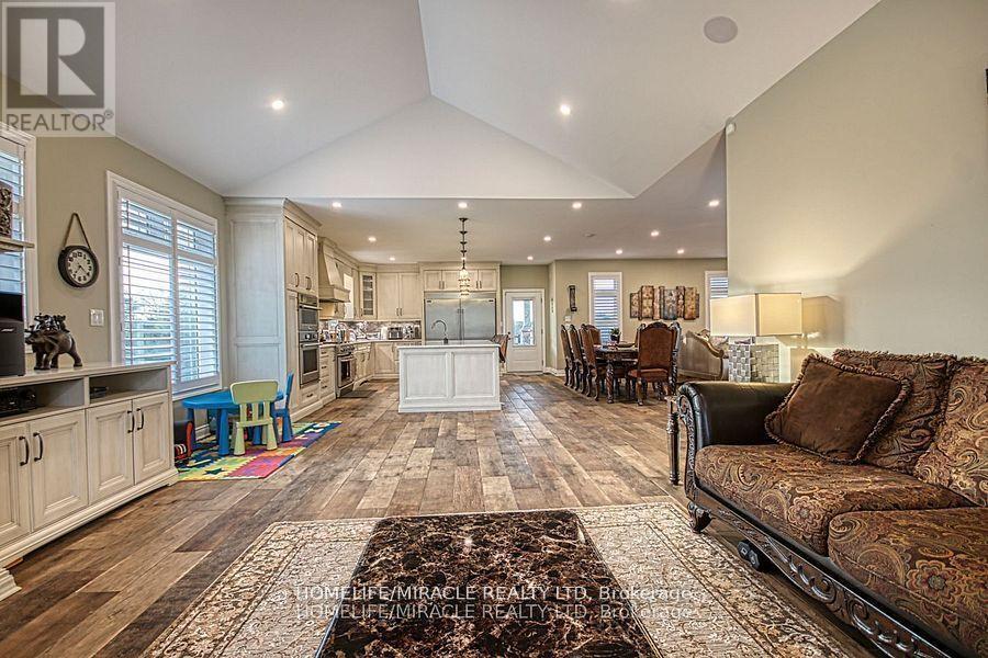 5499 Attema Crescent, West Lincoln, ON - Indoor Photo Showing Living Room