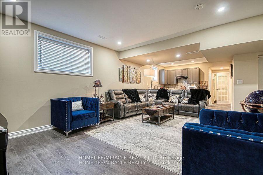 5499 Attema Crescent, West Lincoln, ON - Indoor Photo Showing Living Room