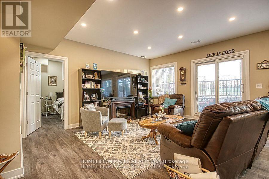 5499 Attema Crescent, West Lincoln, ON - Indoor Photo Showing Living Room