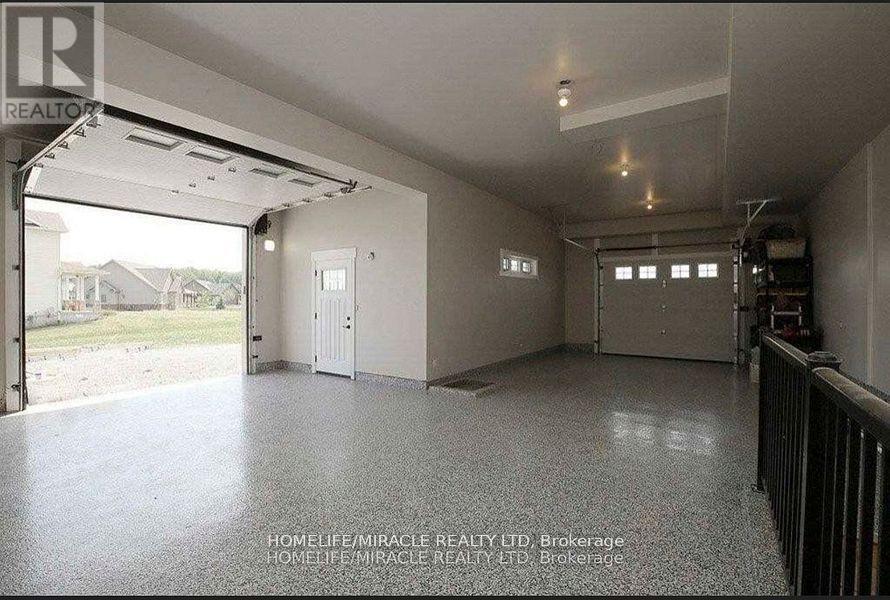 5499 Attema Crescent, West Lincoln, ON - Indoor Photo Showing Garage