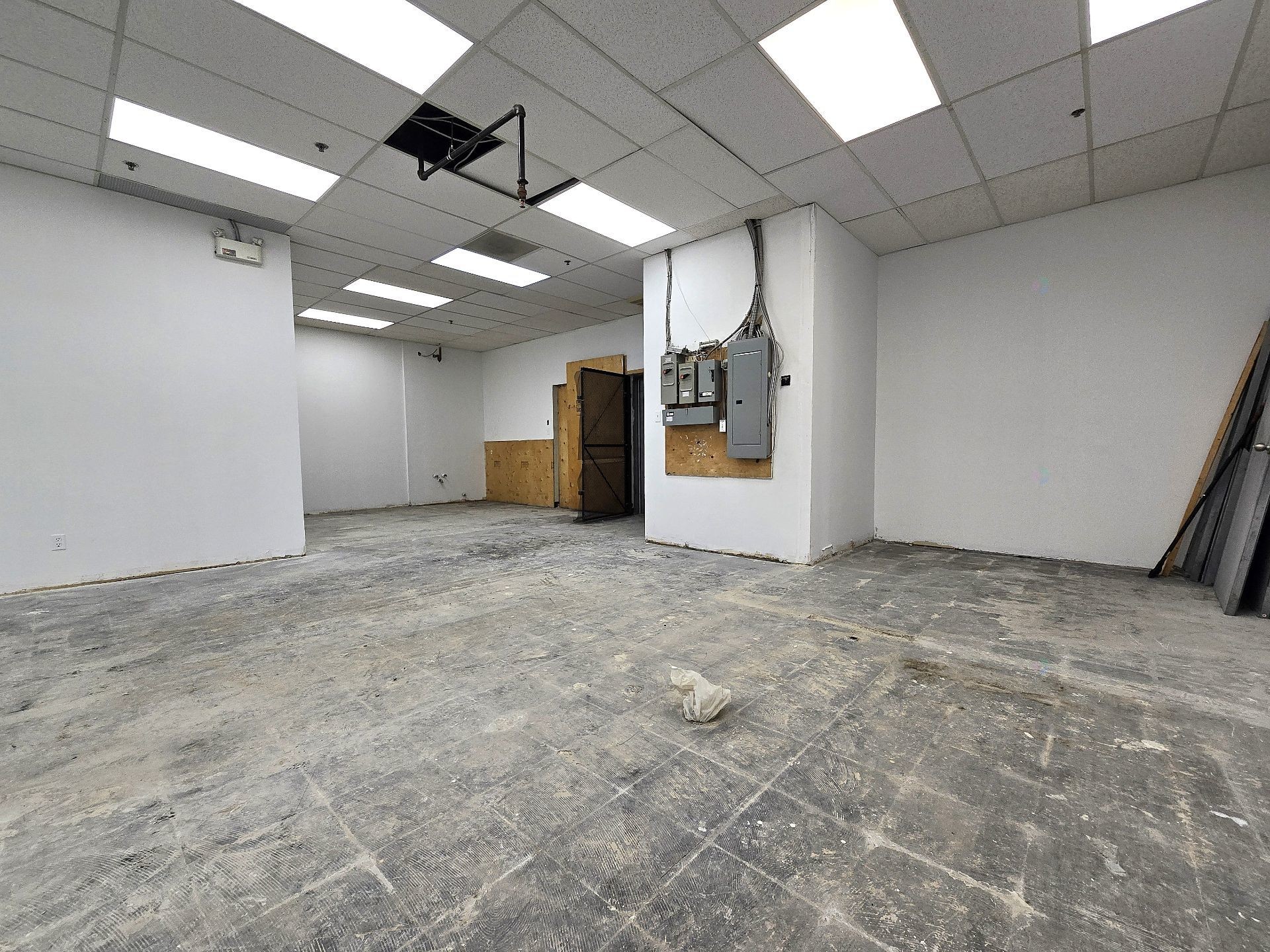 Façade - 13-5555 Boul. Des Laurentides, Laval (Auteuil), QC - Indoor