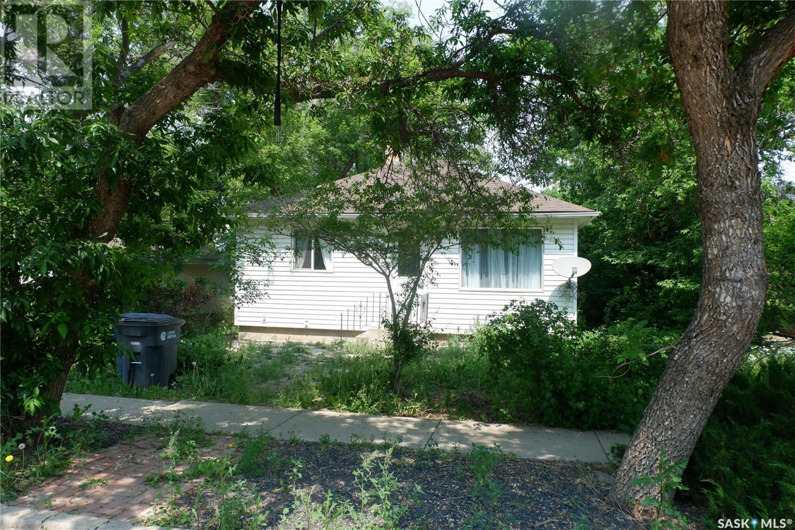 318 4Th Avenue W, Assiniboia, SK - Outdoor