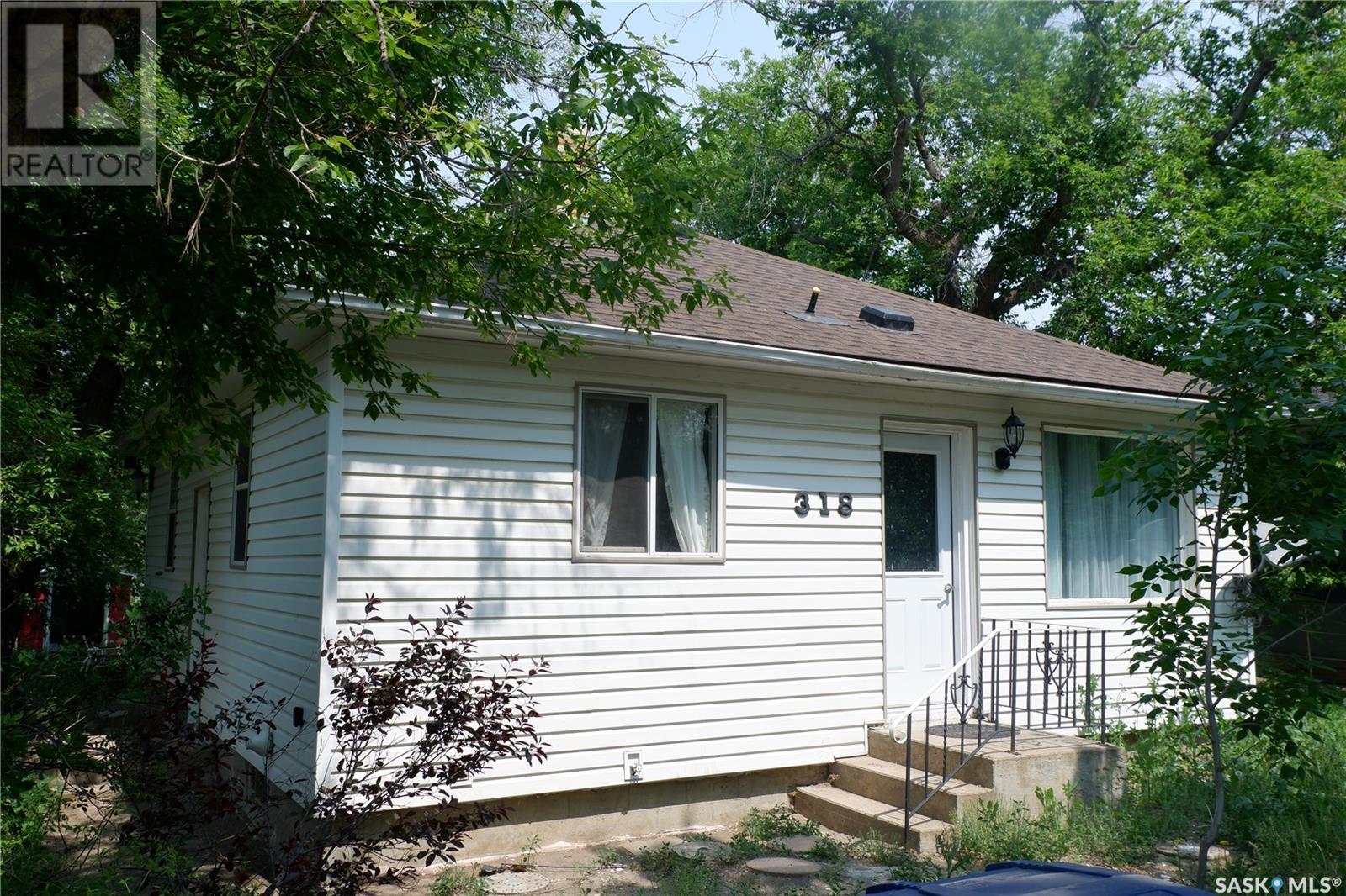 318 4Th Avenue W, Assiniboia, SK - Outdoor