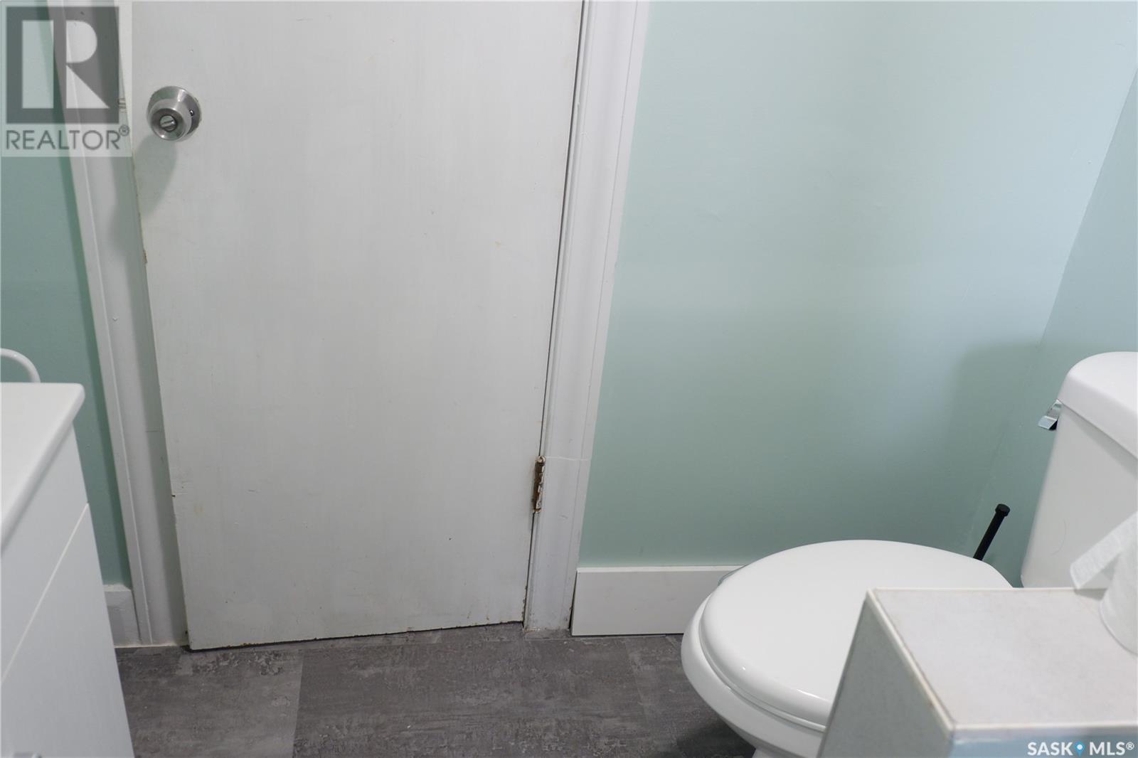 318 4Th Avenue W, Assiniboia, SK - Indoor Photo Showing Bathroom