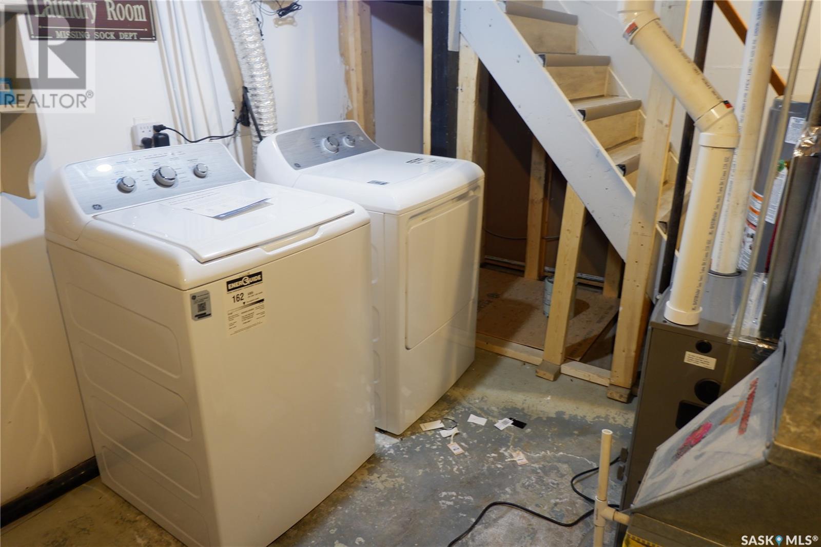 318 4Th Avenue W, Assiniboia, SK - Indoor Photo Showing Laundry Room