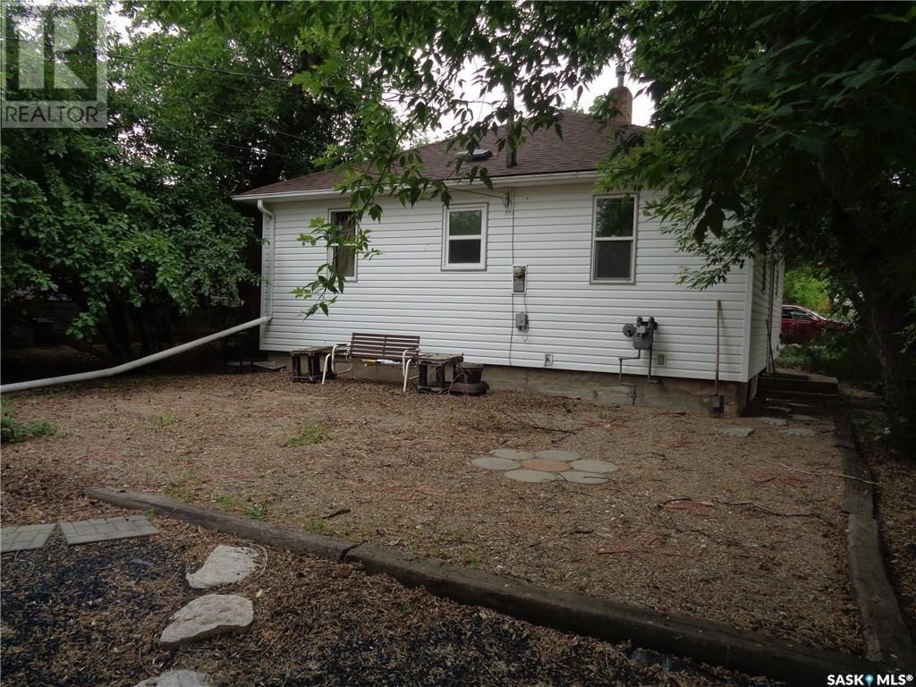 318 4Th Avenue W, Assiniboia, SK - Outdoor With Exterior