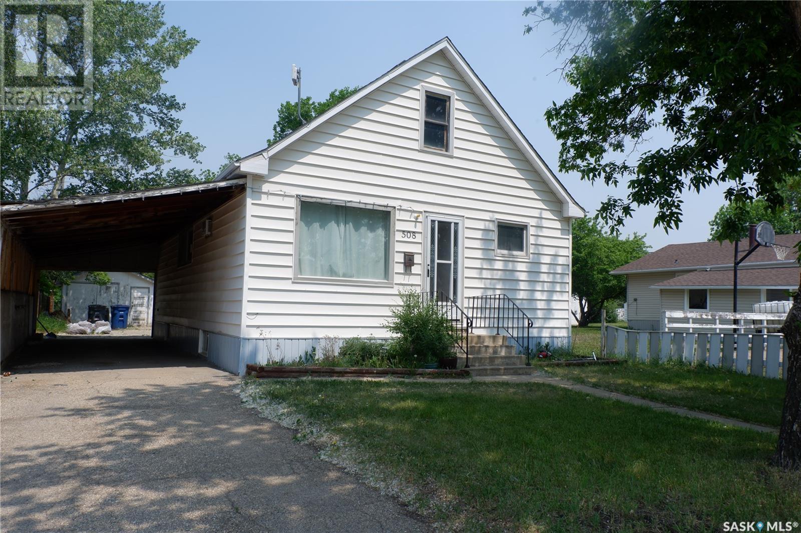 508 5Th Avenue W, Assiniboia, SK - Outdoor