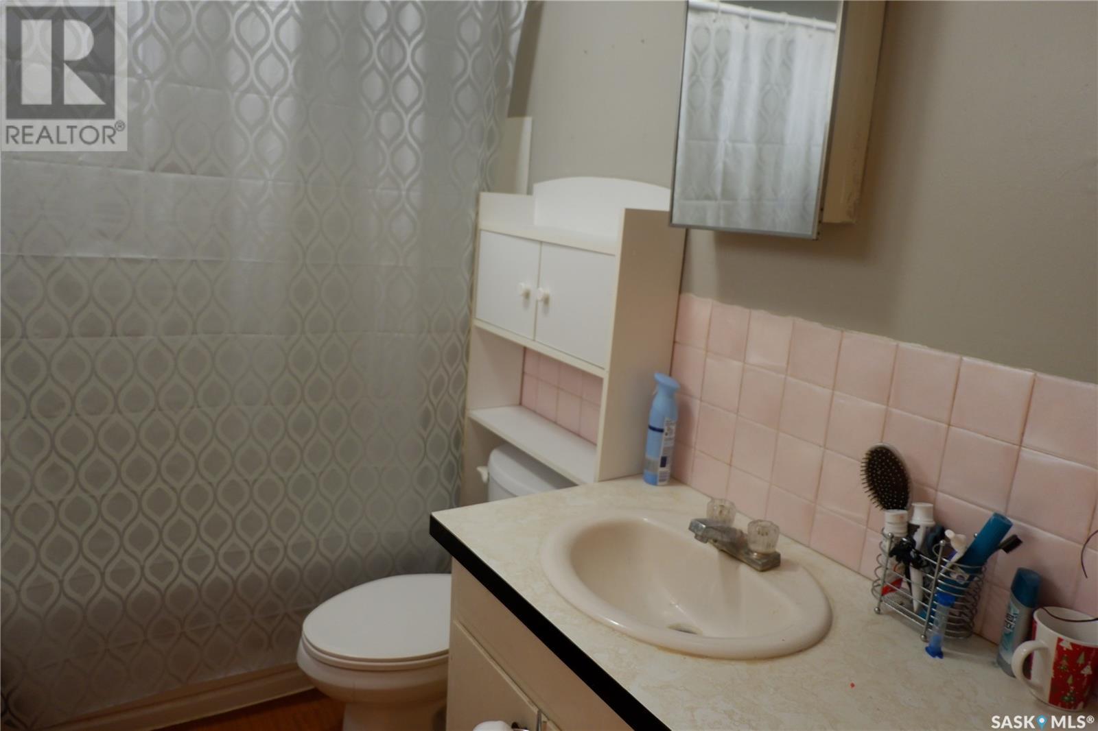 508 5Th Avenue W, Assiniboia, SK - Indoor Photo Showing Bathroom