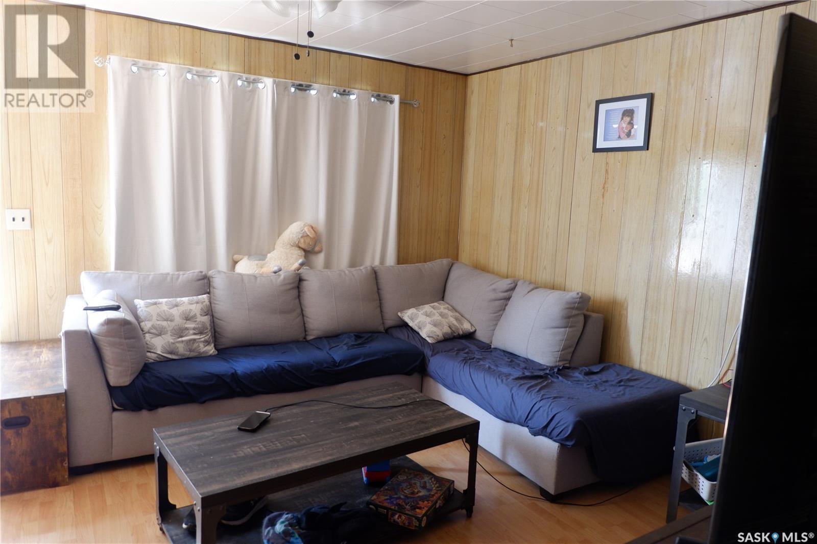 508 5Th Avenue W, Assiniboia, SK - Indoor Photo Showing Living Room