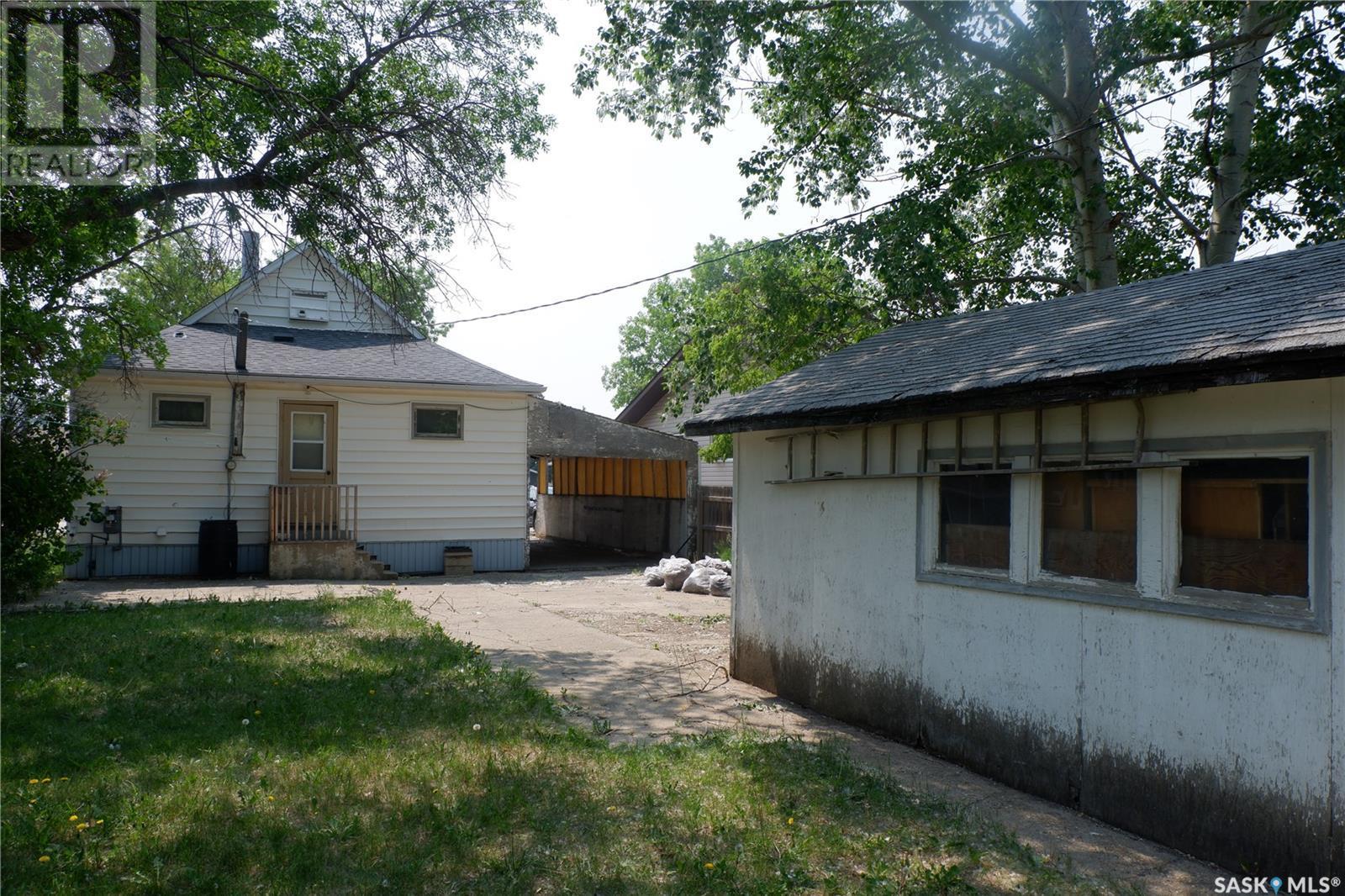 508 5Th Avenue W, Assiniboia, SK - Outdoor