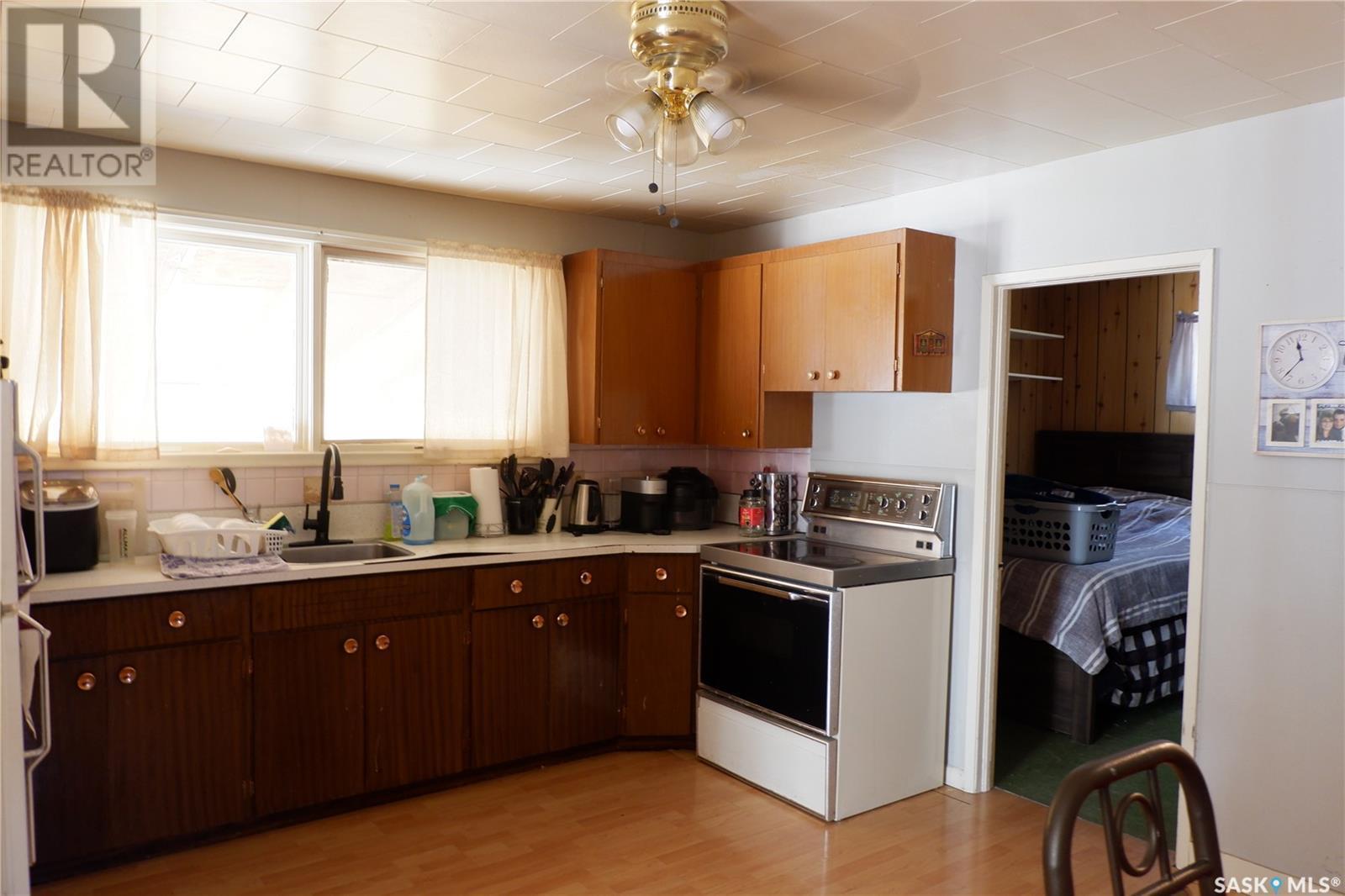 508 5Th Avenue W, Assiniboia, SK - Indoor Photo Showing Kitchen
