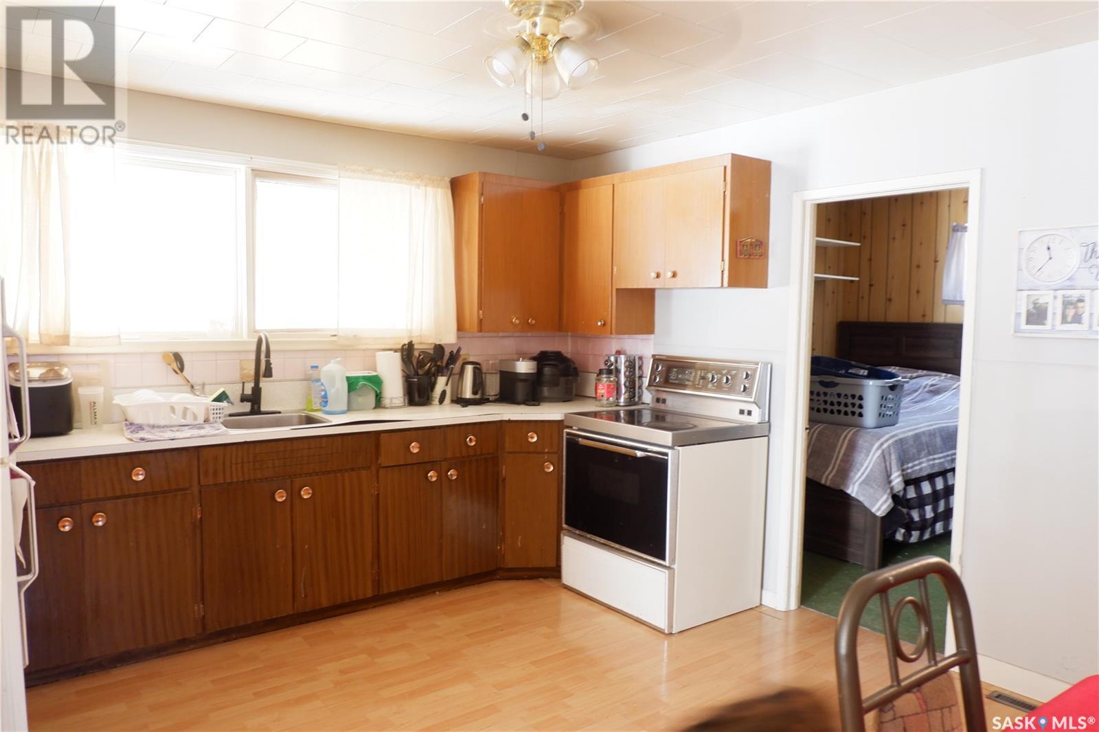 508 5Th Avenue W, Assiniboia, SK - Indoor Photo Showing Kitchen