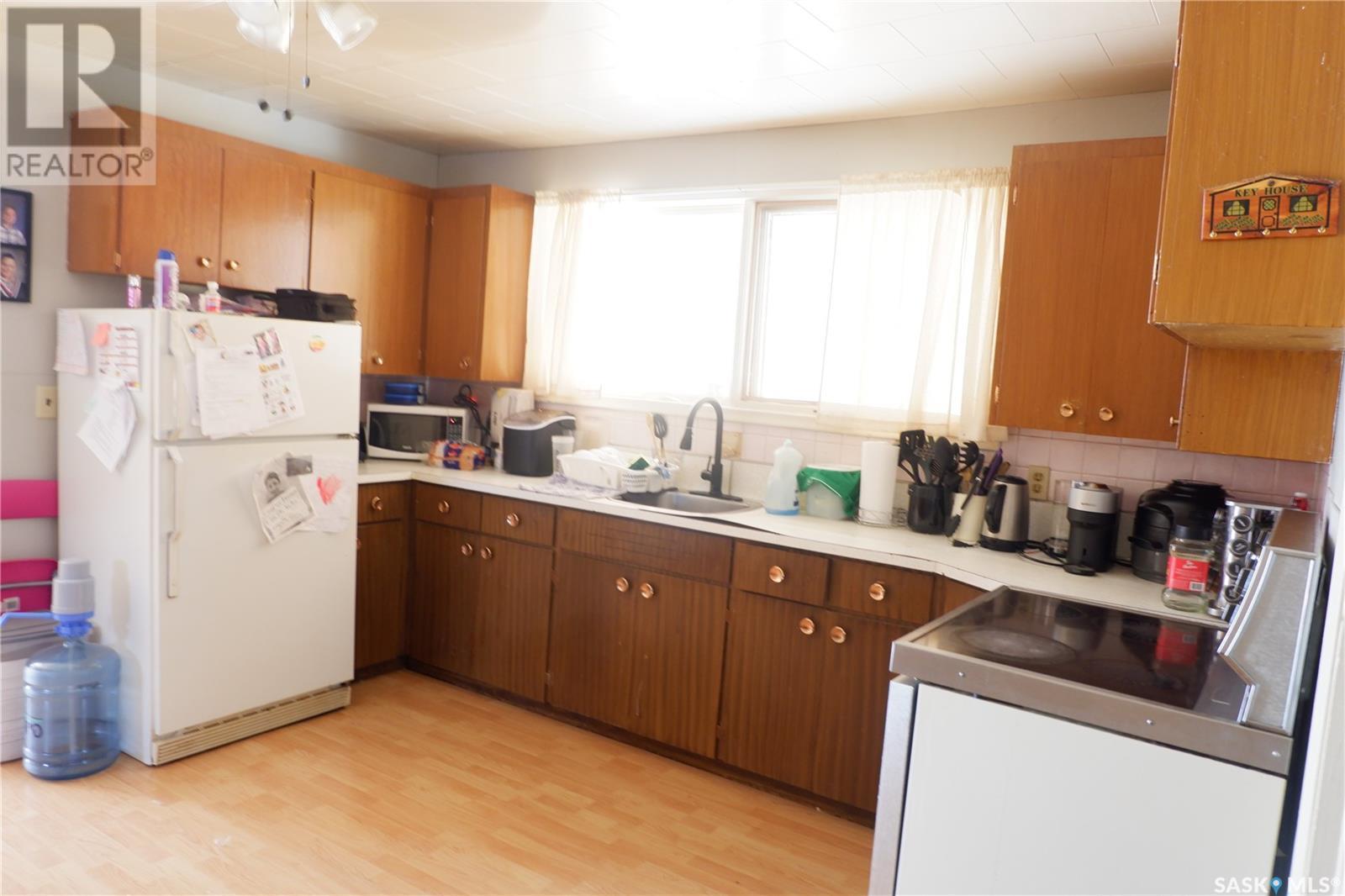 508 5Th Avenue W, Assiniboia, SK - Indoor Photo Showing Kitchen
