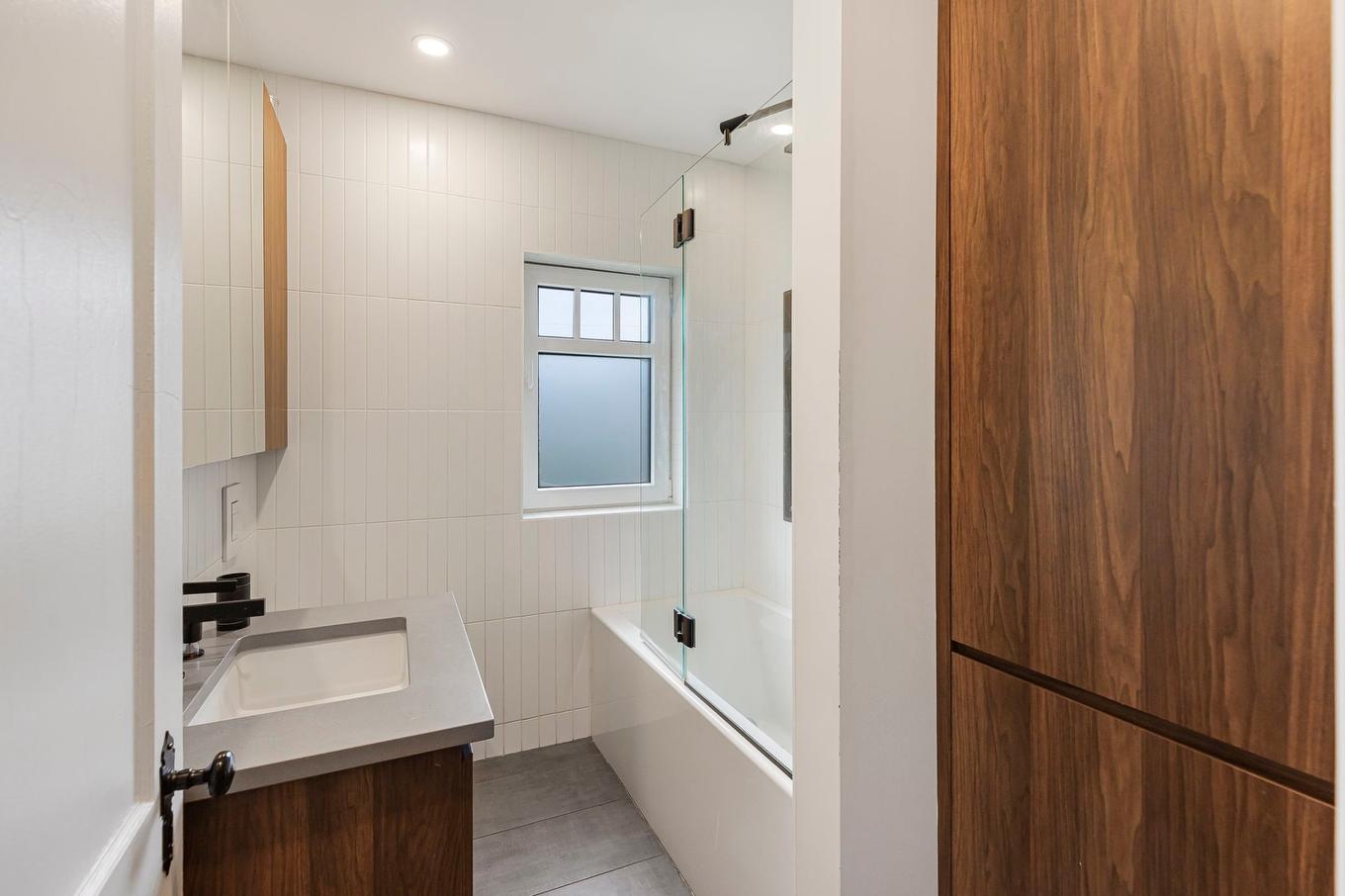 Bathroom - 25 Av. Beverley, Mont-Royal, QC - Indoor Photo Showing Bathroom