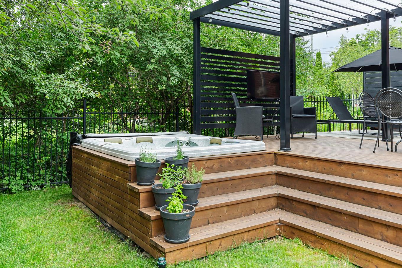 Hot tub - 25 Av. Beverley, Mont-Royal, QC - Outdoor