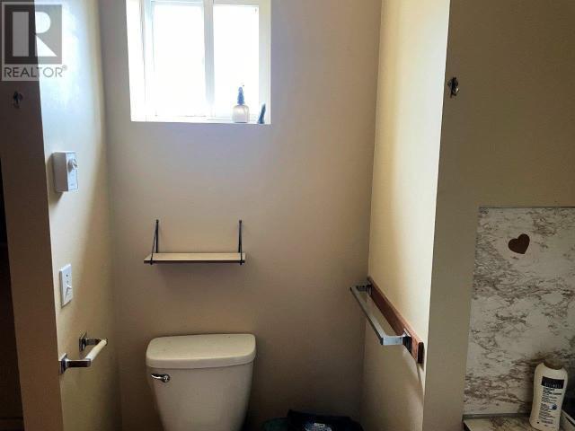 5382 Laburnum Ave, Powell River, BC - Indoor Photo Showing Bathroom