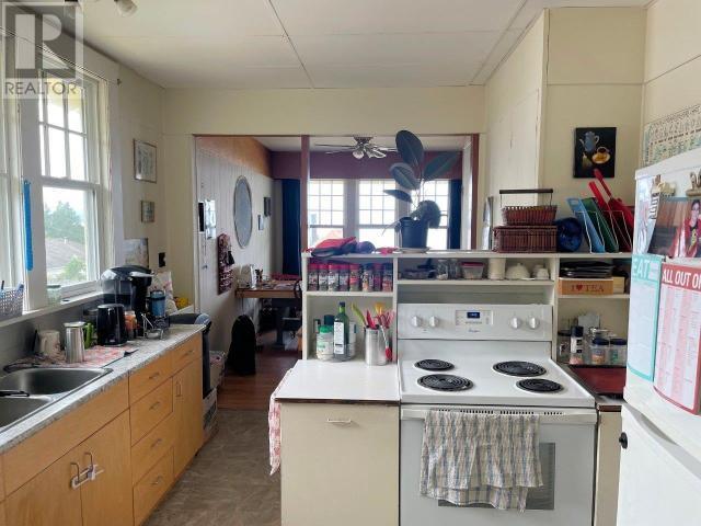5382 Laburnum Ave, Powell River, BC - Indoor Photo Showing Kitchen