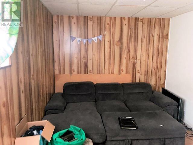 5382 Laburnum Ave, Powell River, BC - Indoor Photo Showing Living Room