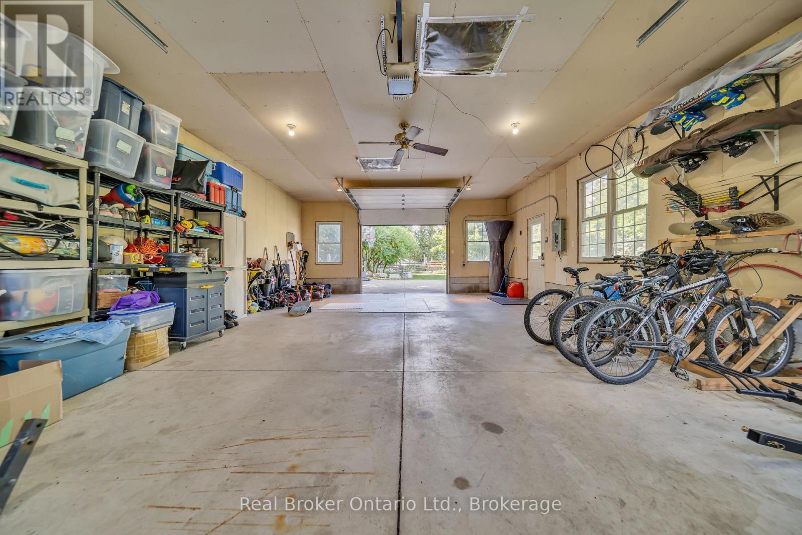 6566 Concession Rd 4 Road, Puslinch (Morriston), ON - Indoor Photo Showing Garage