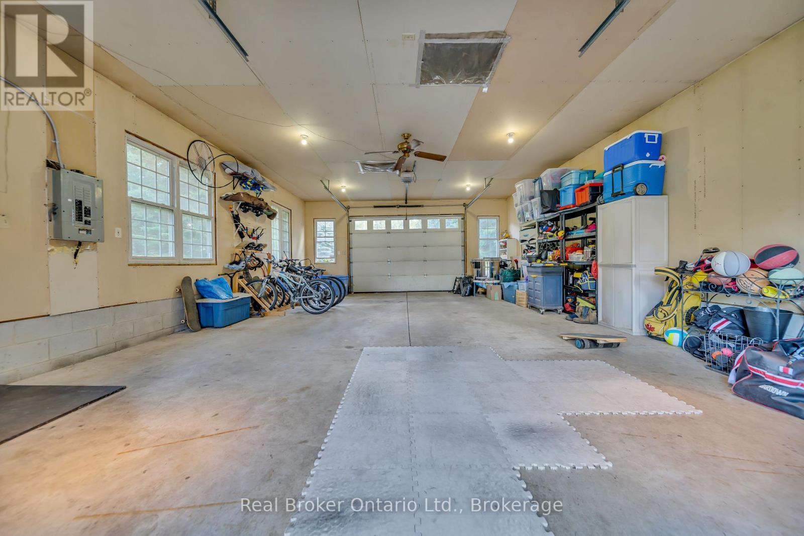 6566 Concession Rd 4 Road, Puslinch (Morriston), ON - Indoor Photo Showing Garage