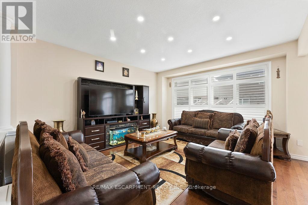67 Bellroyal Crescent, Hamilton, ON - Indoor Photo Showing Living Room