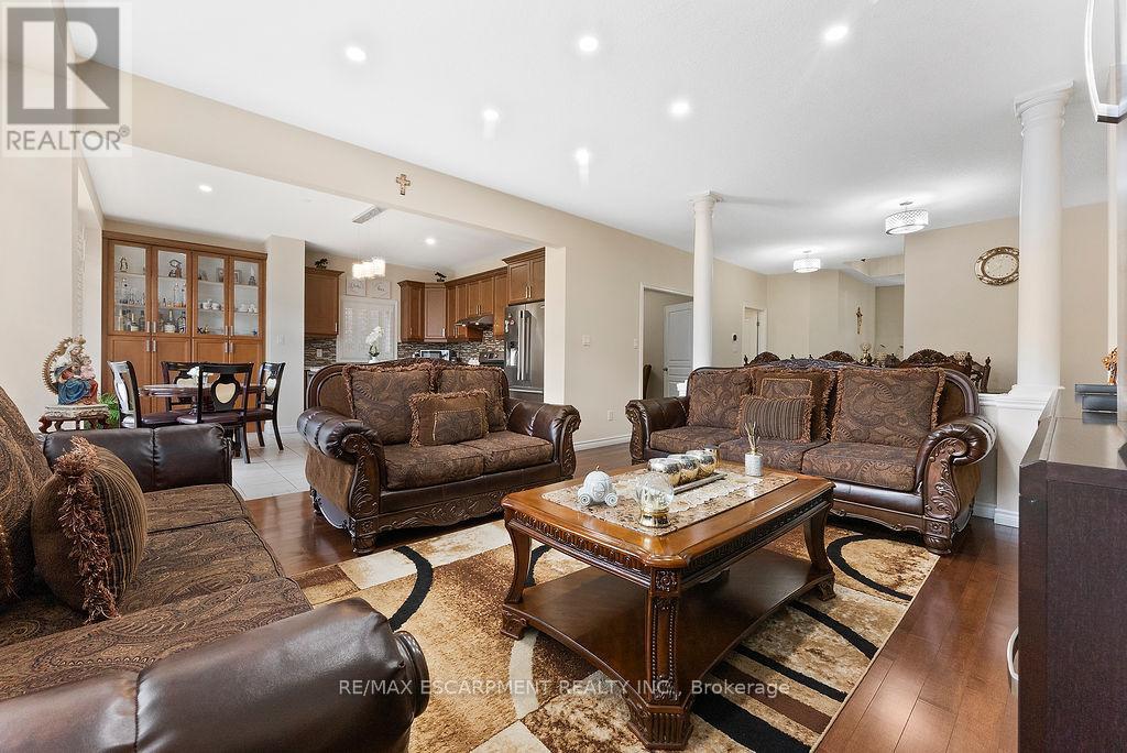 67 Bellroyal Crescent, Hamilton, ON - Indoor Photo Showing Living Room