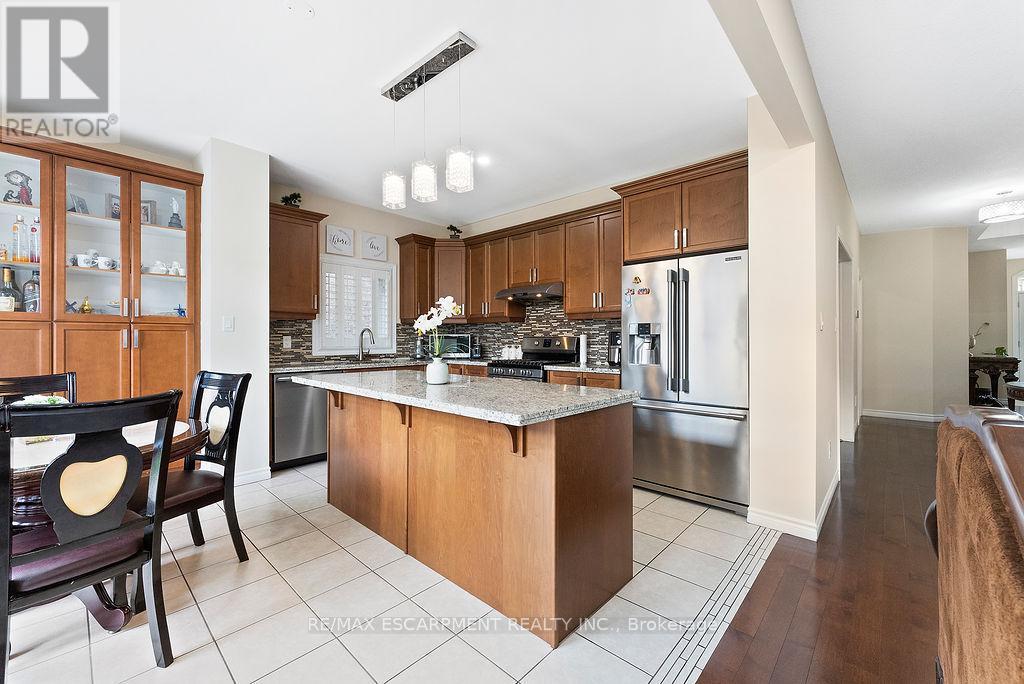 67 Bellroyal Crescent, Hamilton, ON - Indoor Photo Showing Kitchen With Upgraded Kitchen