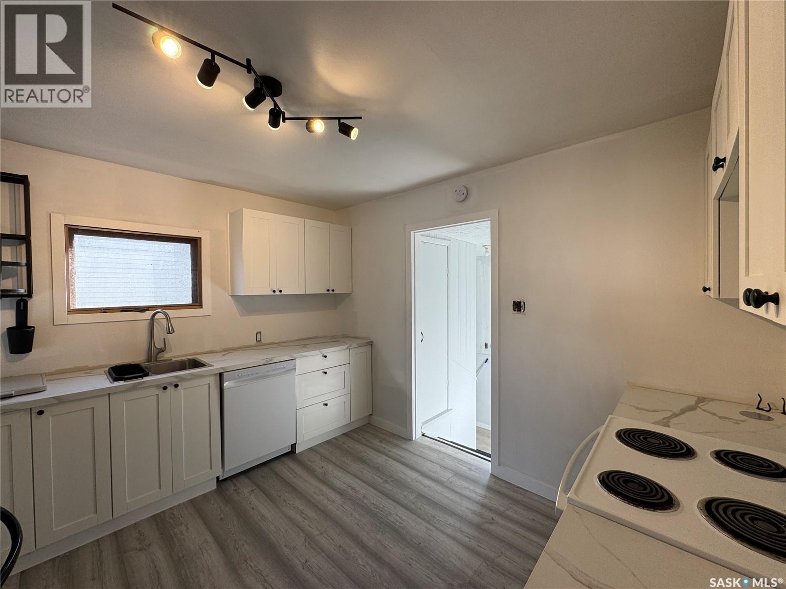 108 7Th Avenue W, Biggar, SK - Indoor Photo Showing Kitchen
