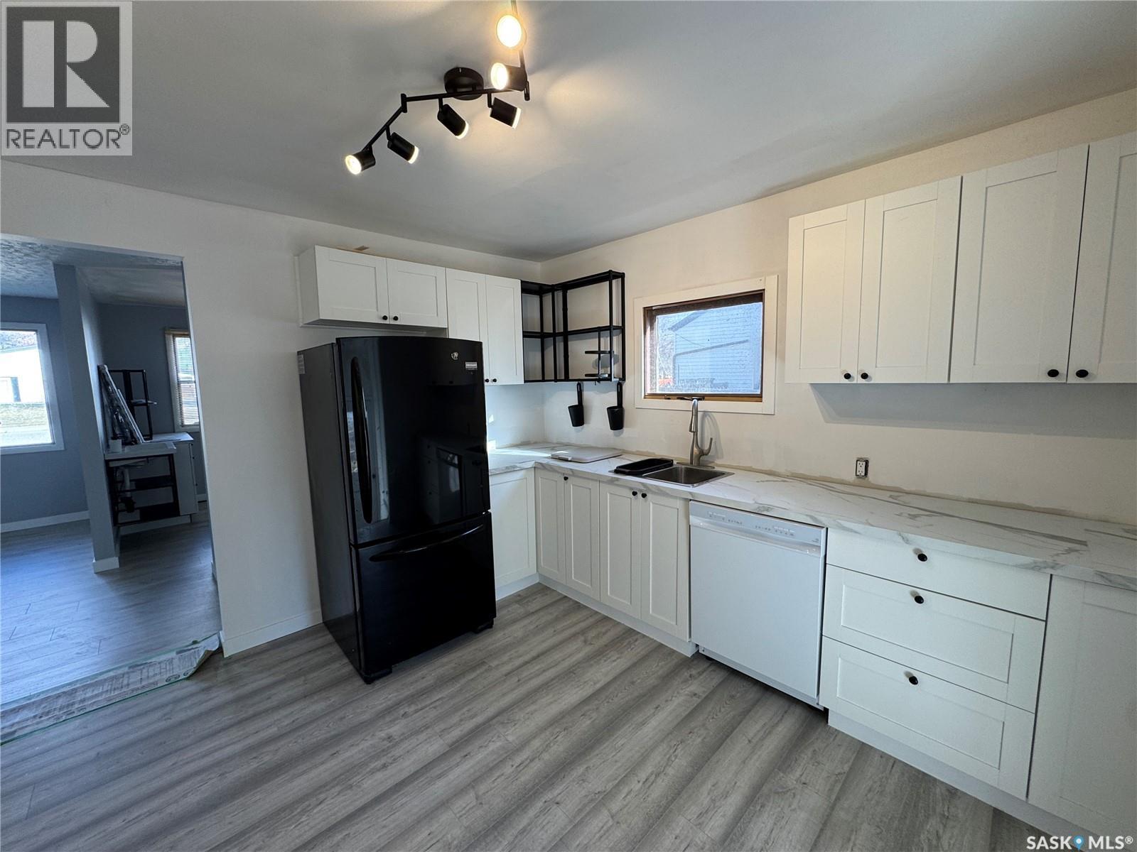 108 7Th Avenue W, Biggar, SK - Indoor Photo Showing Kitchen With Double Sink