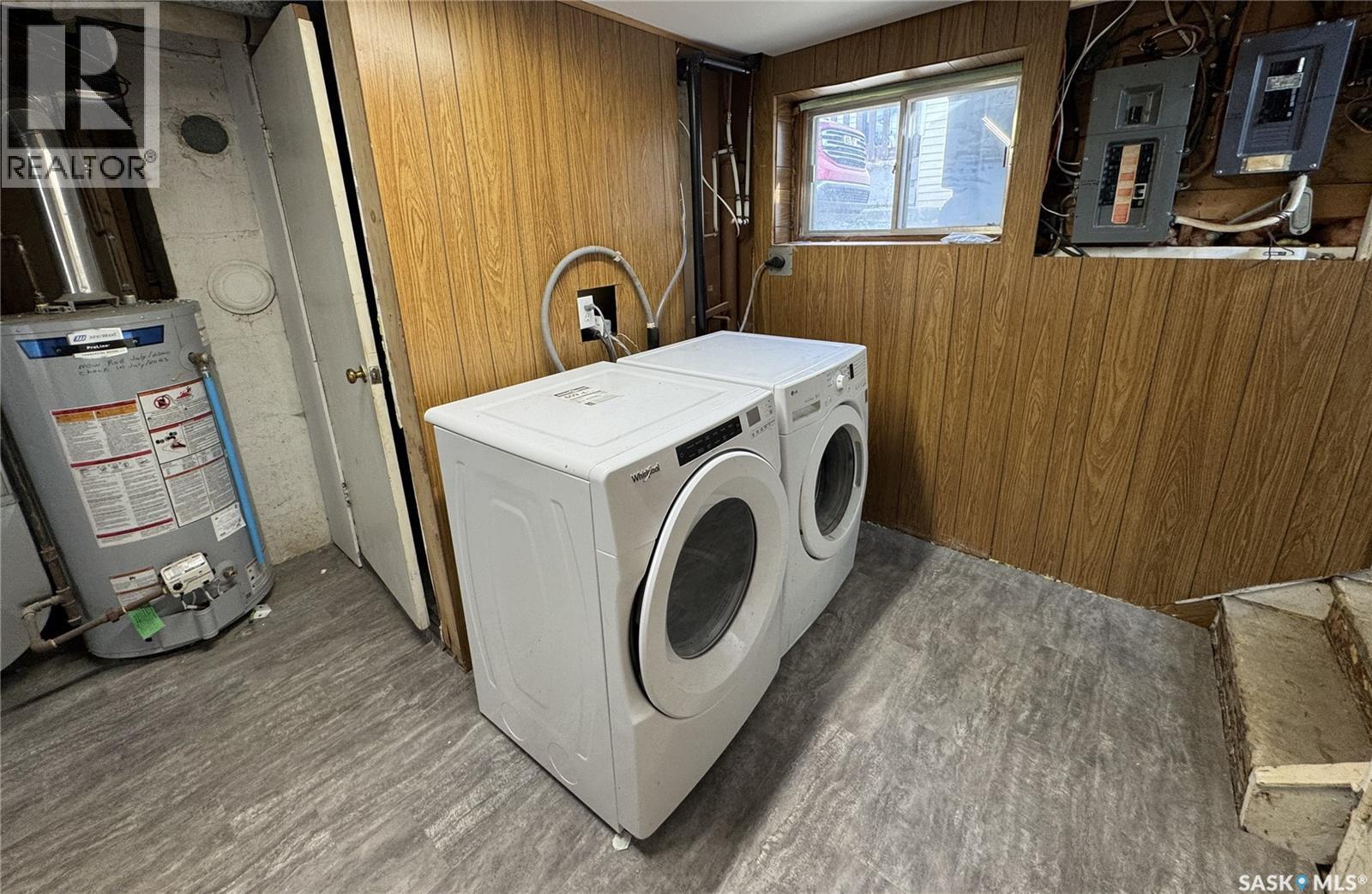 108 7Th Avenue W, Biggar, SK - Indoor Photo Showing Laundry Room