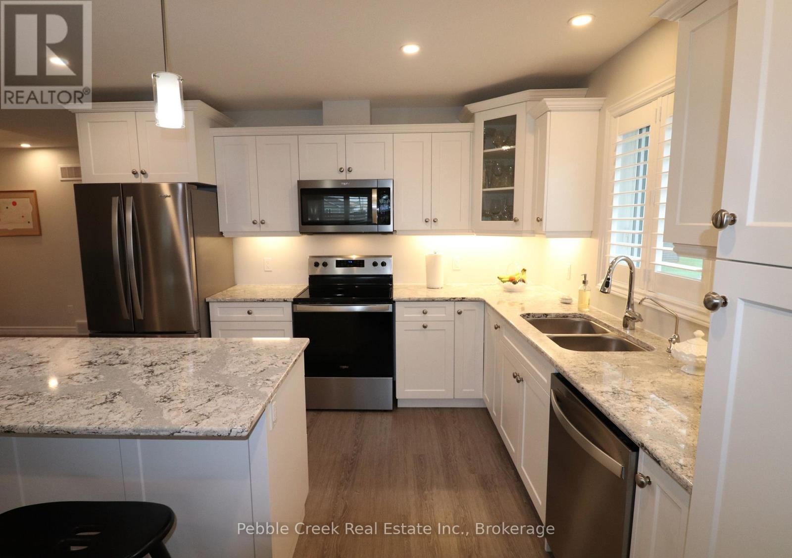 112 Huron Heights Drive, Ashfield-Colborne-Wawanosh (Colborne Twp), ON - Indoor Photo Showing Kitchen With Double Sink With Upgraded Kitchen