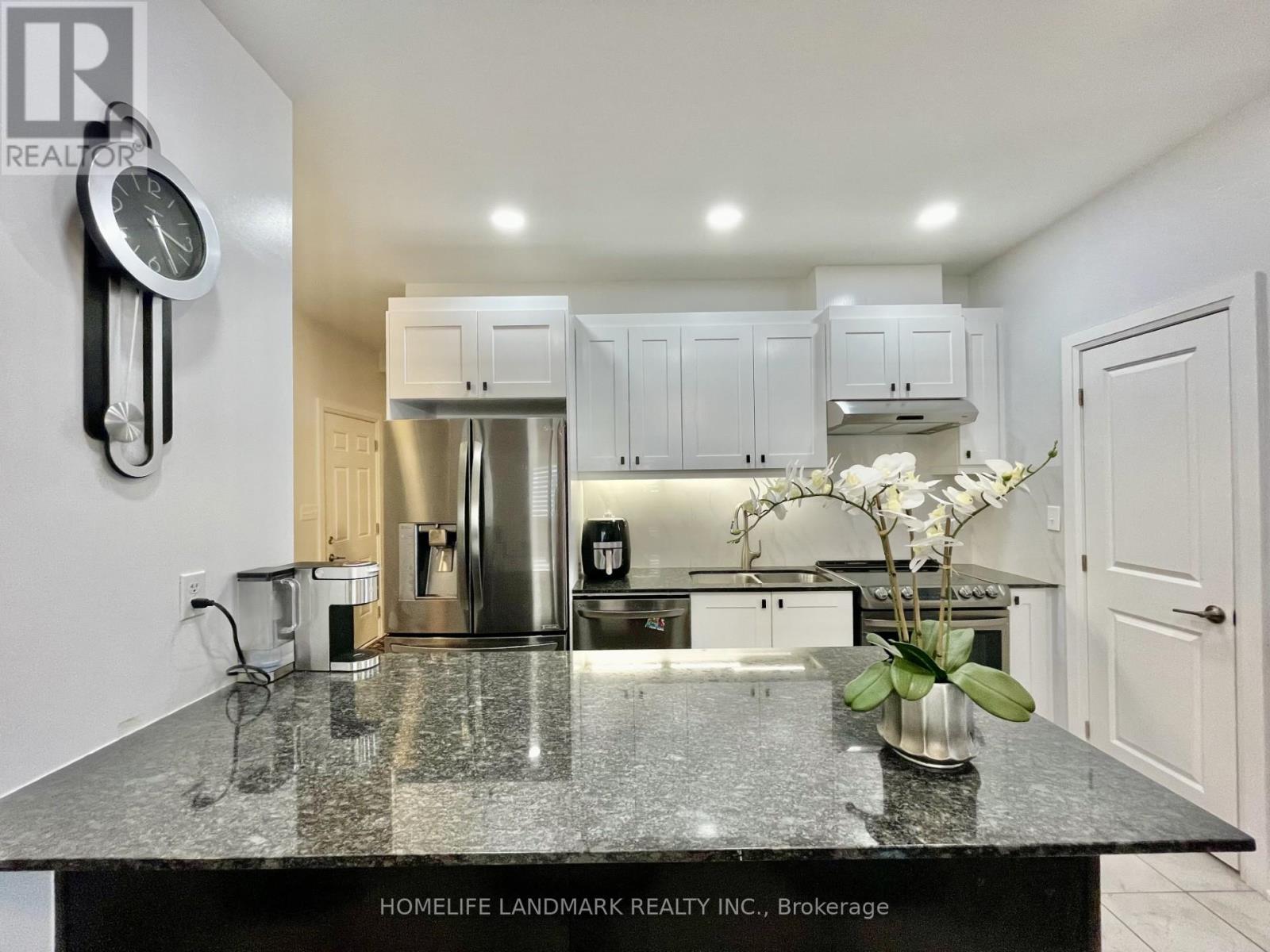 Upper Unit - 33 Olympic Gate, Barrie, ON - Indoor Photo Showing Kitchen With Double Sink With Upgraded Kitchen