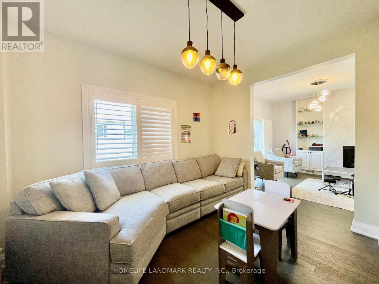 Upper Unit - 33 Olympic Gate, Barrie, ON - Indoor Photo Showing Living Room