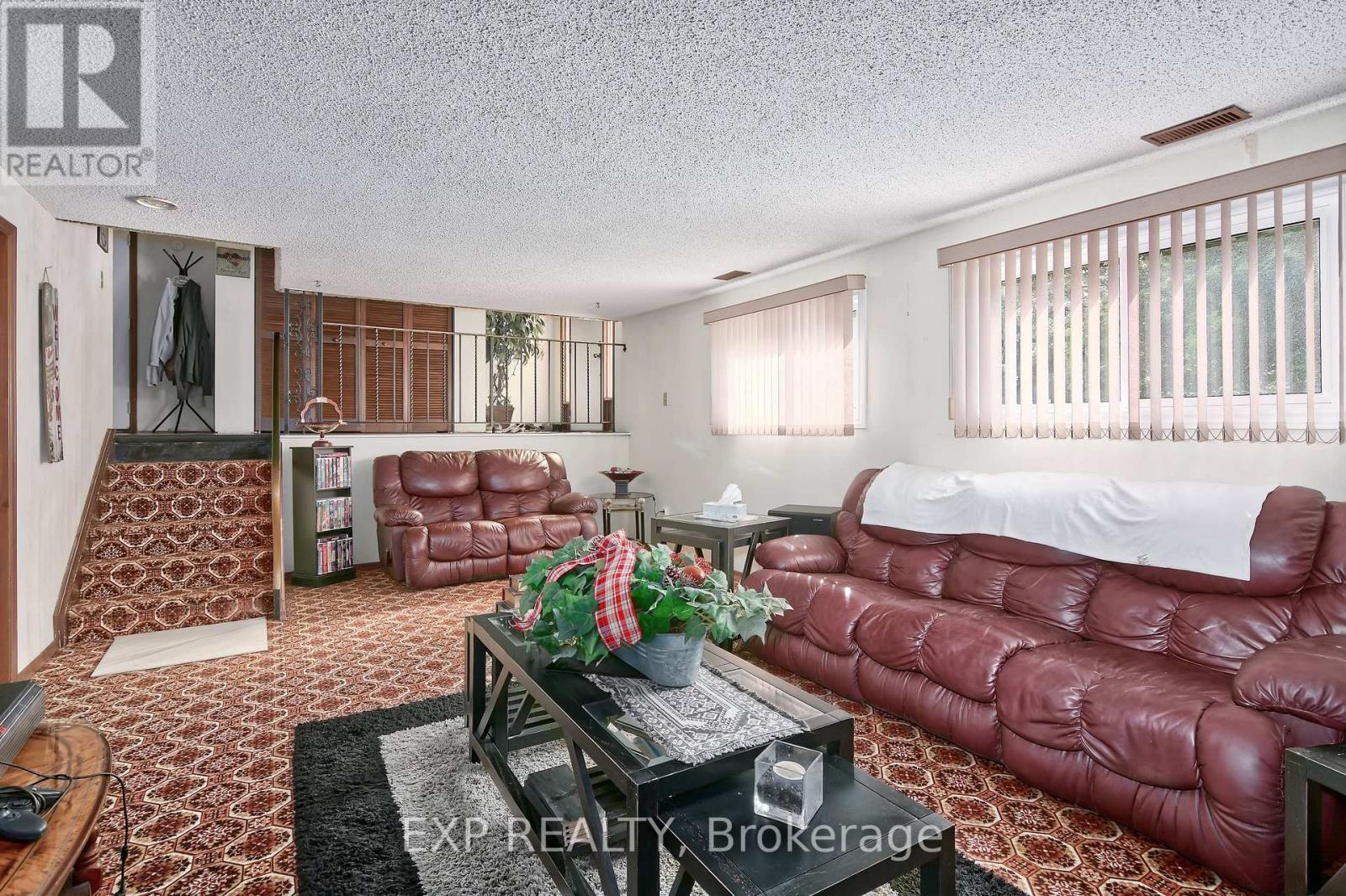 9995 Port Franks Estates Drive, Lambton Shores (Port Franks), ON - Indoor Photo Showing Living Room