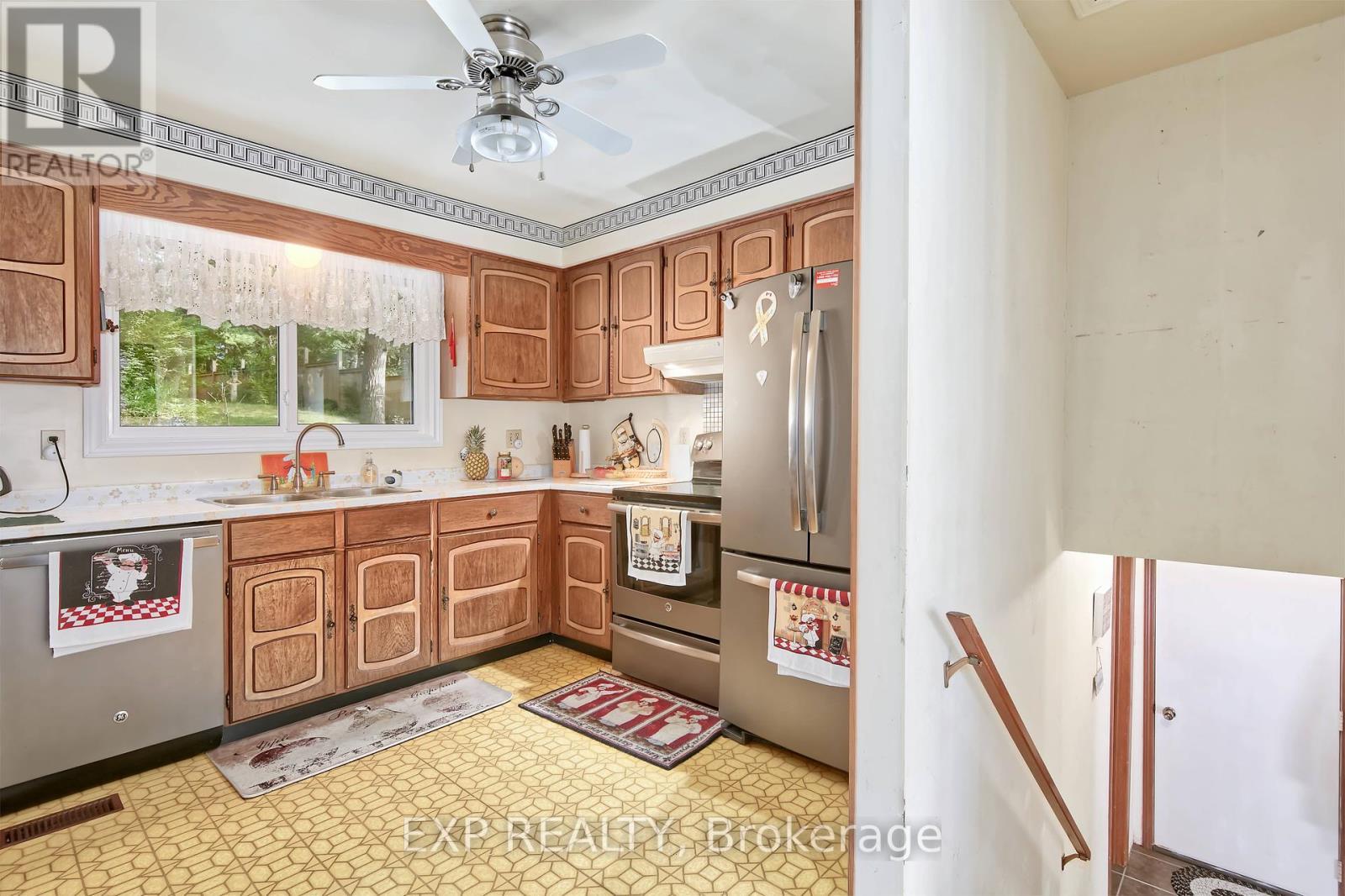 9995 Port Franks Estates Drive, Lambton Shores (Port Franks), ON - Indoor Photo Showing Kitchen With Double Sink