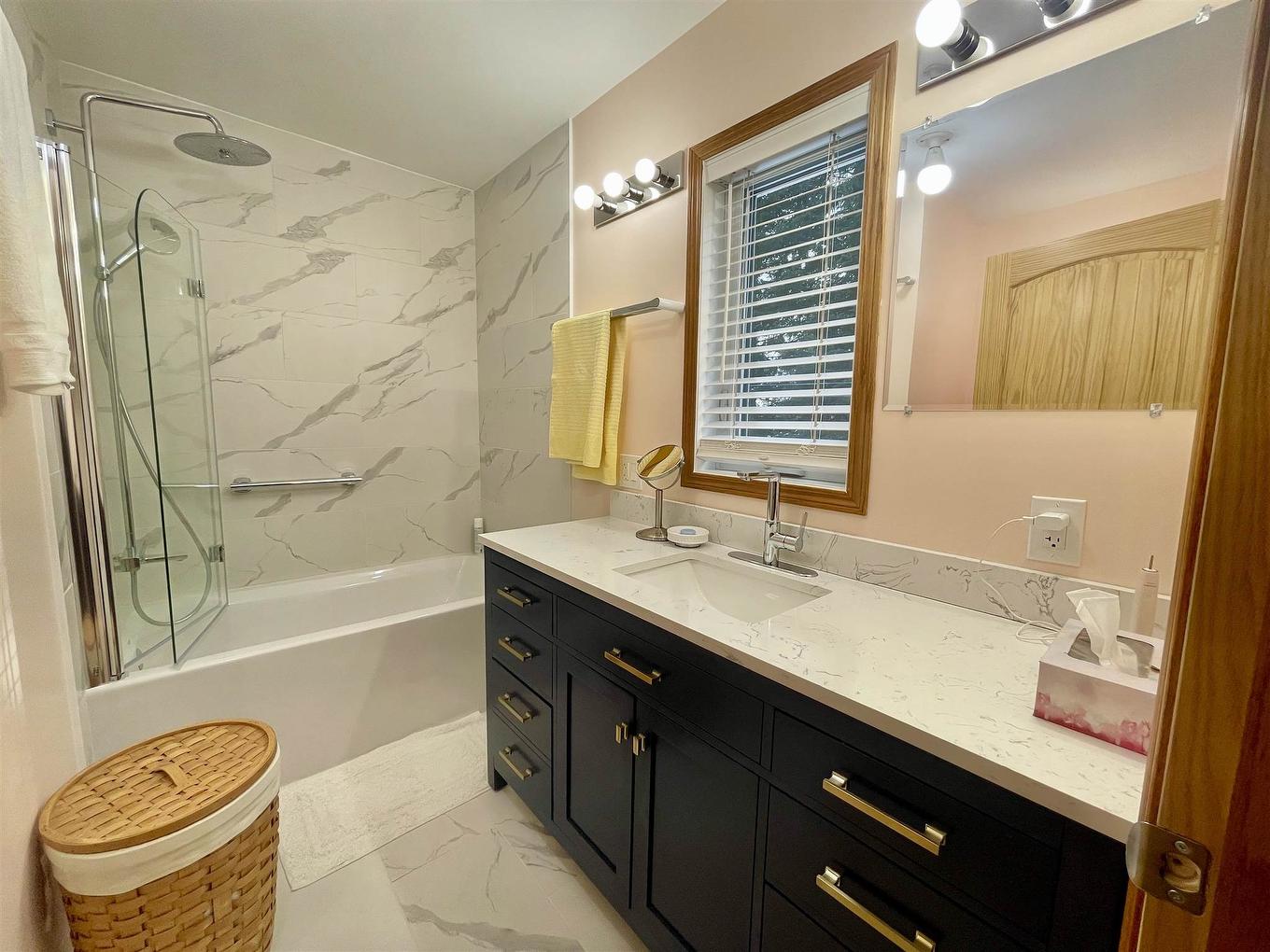 228 Taylor Street, Dryden, ON - Indoor Photo Showing Bathroom