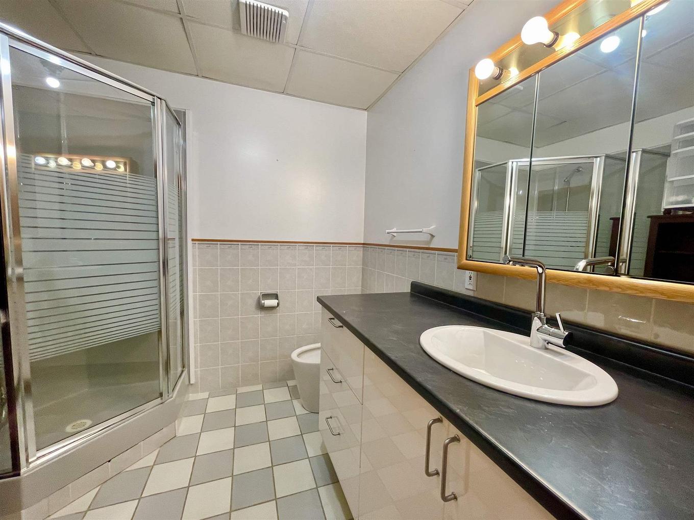 228 Taylor Street, Dryden, ON - Indoor Photo Showing Bathroom