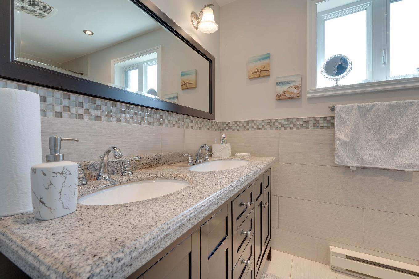 Bathroom - 5125 Av. Clarendon, Laval (Chomedey), QC - Indoor Photo Showing Bathroom