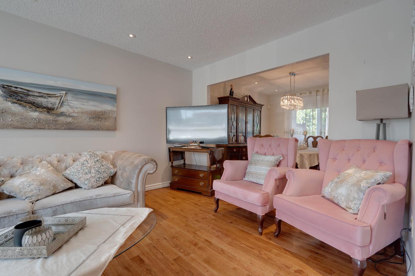 Living room - 5125 Av. Clarendon, Laval (Chomedey), QC - Indoor Photo Showing Living Room