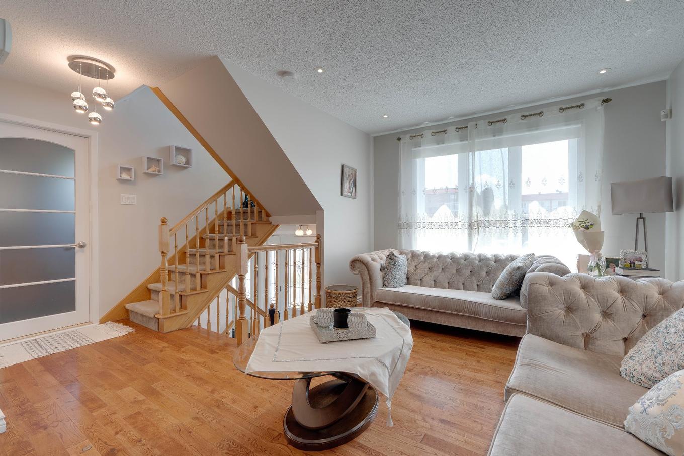 Living room - 5125 Av. Clarendon, Laval (Chomedey), QC - Indoor Photo Showing Living Room