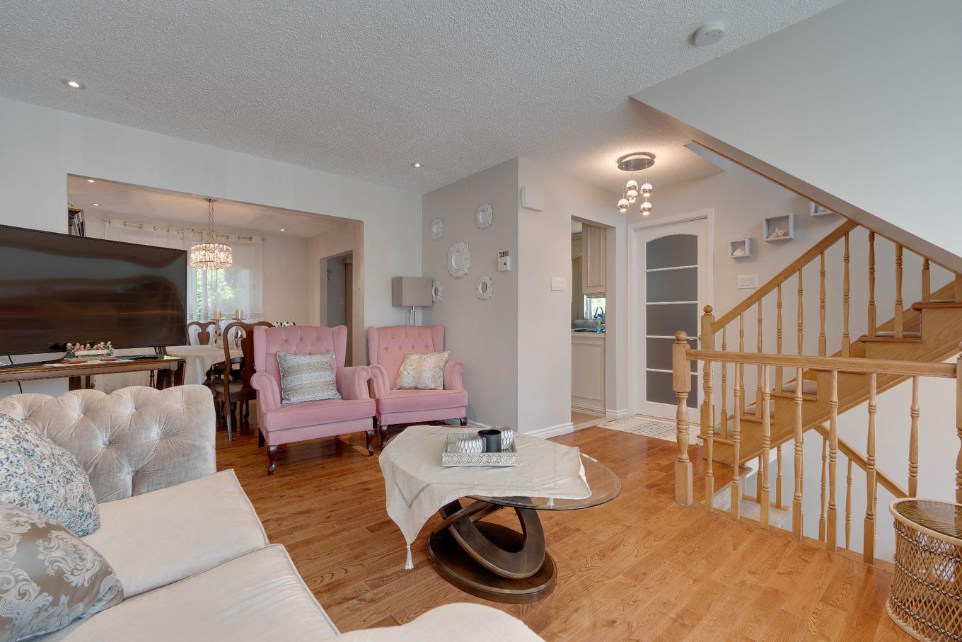 Living room - 5125 Av. Clarendon, Laval (Chomedey), QC - Indoor Photo Showing Living Room