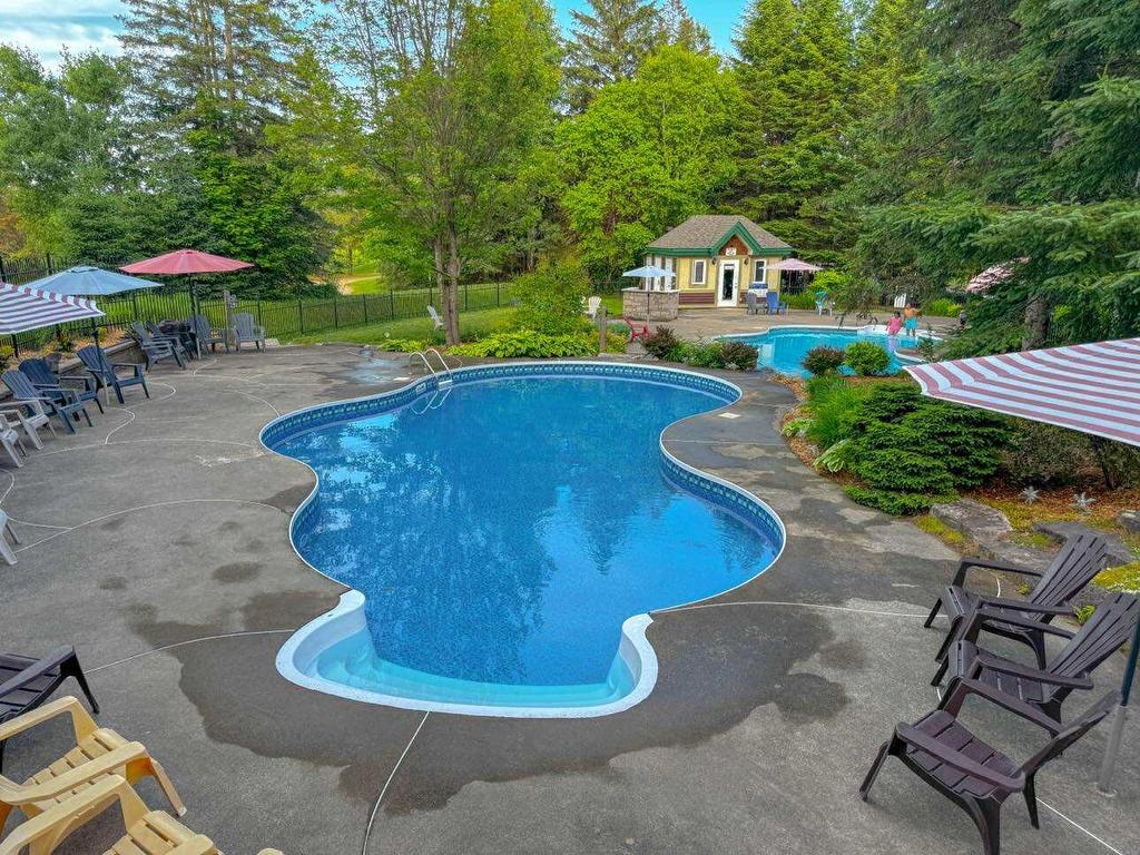 Piscine - 1627 Ch. Du Golf, Mont-Tremblant, QC - Outdoor With In Ground Pool With Deck Patio Veranda With Backyard
