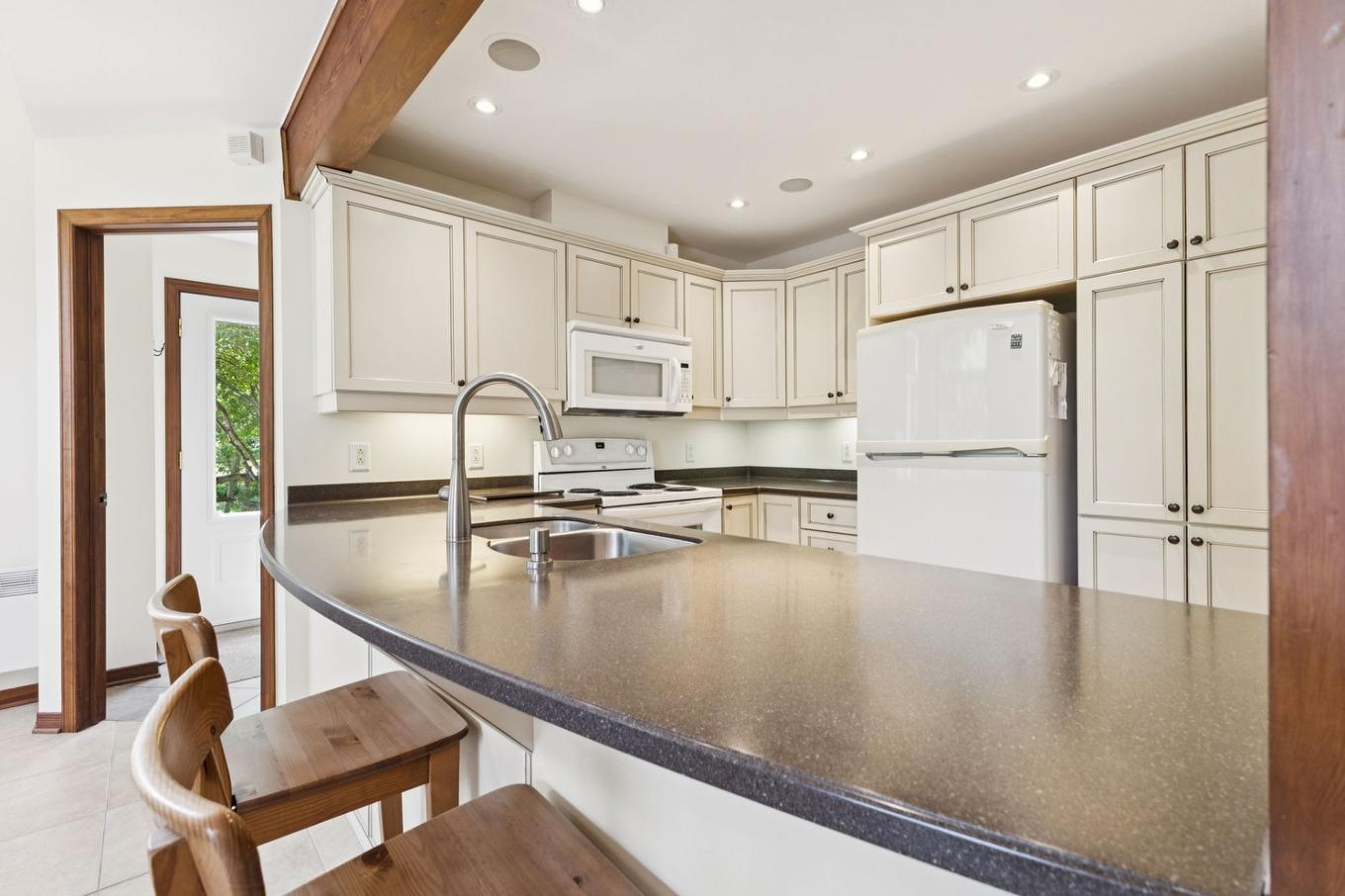 Cuisine - 1627 Ch. Du Golf, Mont-Tremblant, QC - Indoor Photo Showing Kitchen With Double Sink