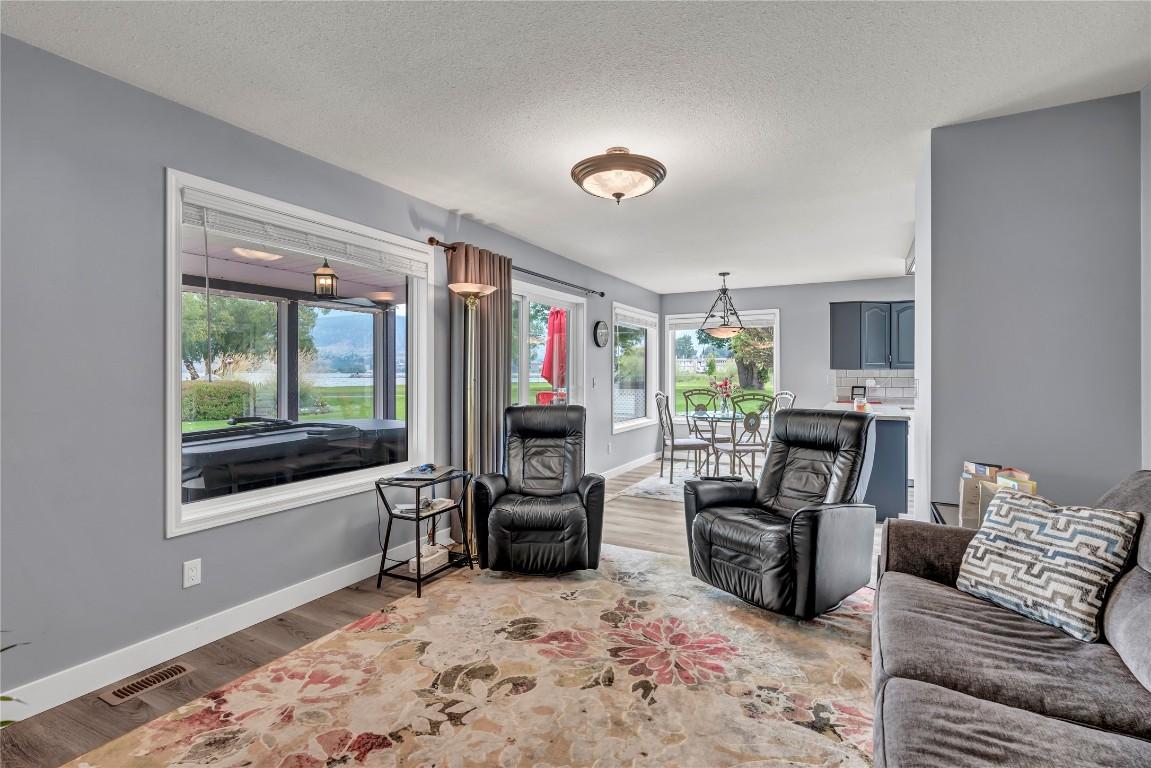 55 Kingfisher Drive, Penticton, BC - Indoor Photo Showing Living Room