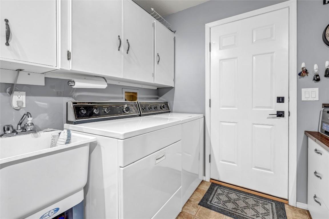 55 Kingfisher Drive, Penticton, BC - Indoor Photo Showing Laundry Room